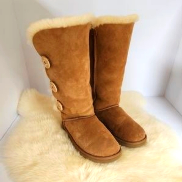 UGGS TRIPLE BUTTON BOOTS OFFERS ALWAYS WELCOME 🤗 Sz 8 - Picture 6 of 13
